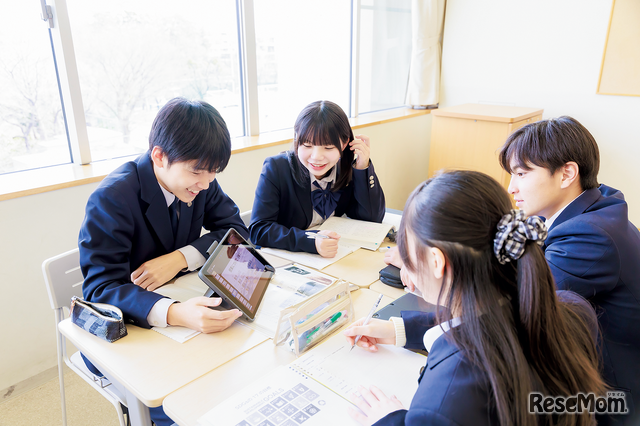 中学ではiPad、高校ではPCを1人1台購入し、授業や家庭学習でも活用