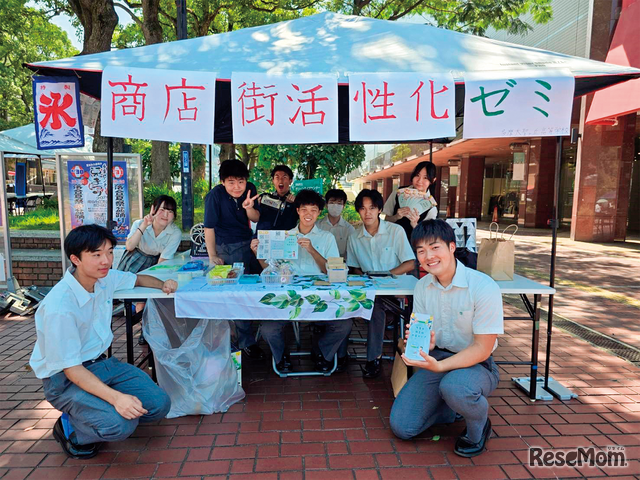 探究ゼミ活動「商店街活性化ゼミ」では、稲城市のマルシェへボランティアに赴き現場を学んだ