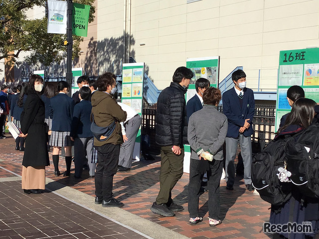 多摩センター駅前でおこなわれた「街なかプレゼンテスト」のようす
