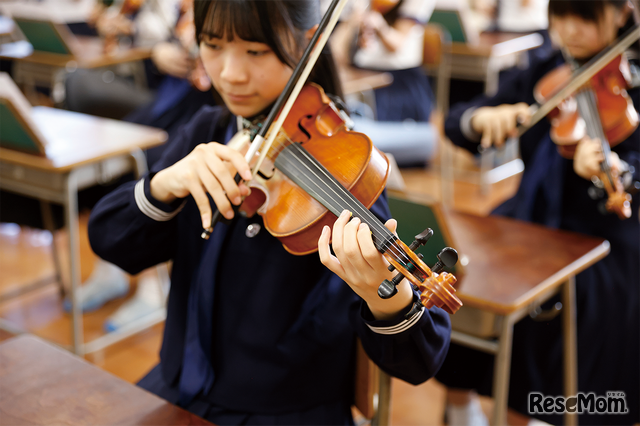 中学生全員が3年間ヴァイオリンを必修で学び、声楽や楽典にも取り組む