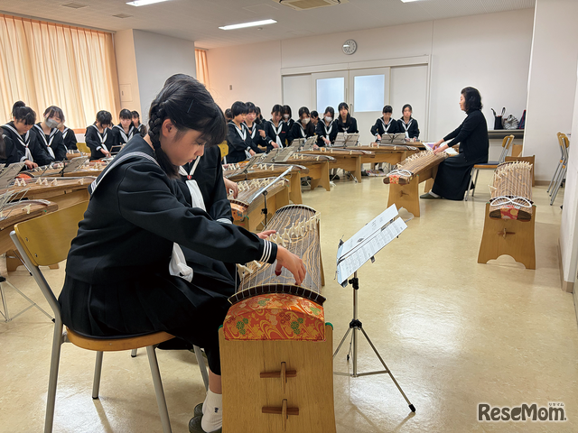 箏曲や三味線の演奏など、日本文化を体験を通して深く学ぶ