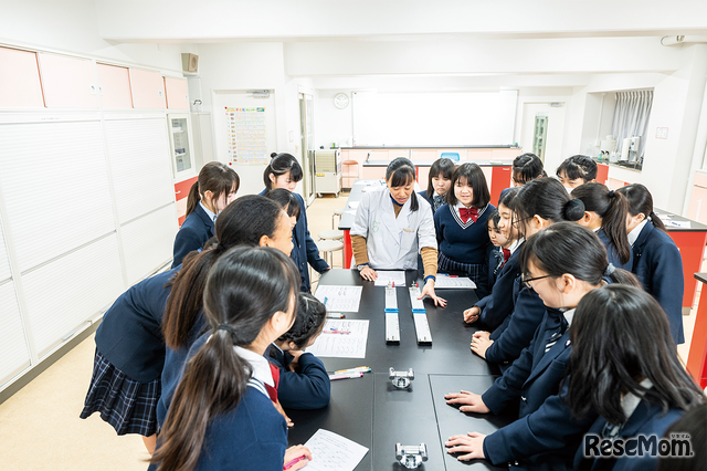 ひとりひとりの「知りたい」「やってみたい」という意欲を最大限に引き出す授業が展開される