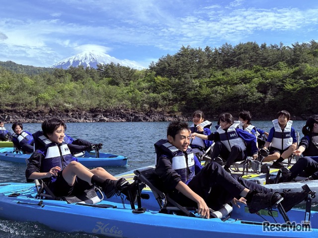 自然教室（山梨県西湖）のようす（中学校）