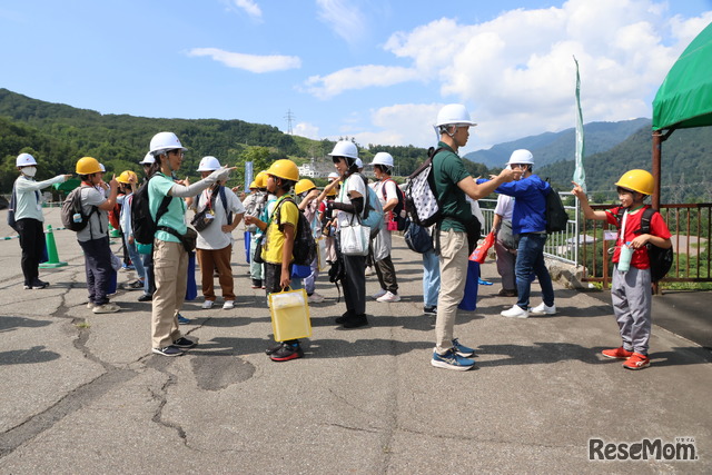 ヘルメット良し！　足元良し！　服装良し！　笑顔良し！　指さし呼称で安全チェック