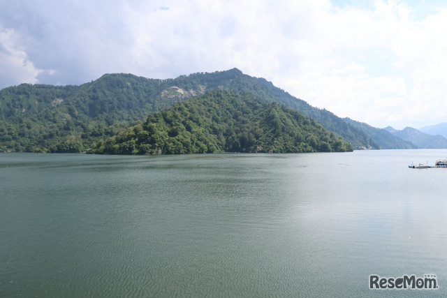 右側には奥只見湖と森が広がり、その雄大な景色に思わず目を奪われる
