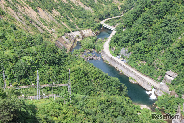 ダムの下を流れる只見川。川の環境を守るため、河川維持流量が常に放流されている。送電線も見えた
