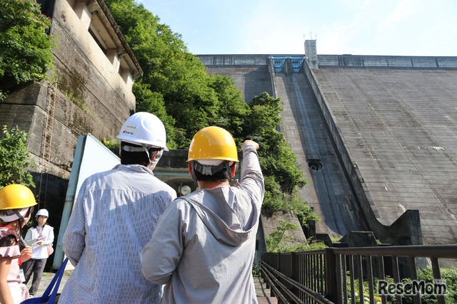 角度は51度。スキージャンプ台の斜度（約35度）をはるかに超える急傾斜に圧倒される