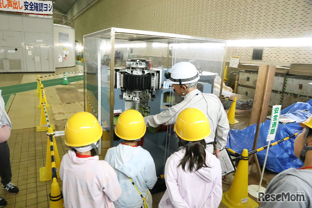 実物の見学を前に、発電機の模型で仕組みを学ぶ子供たち