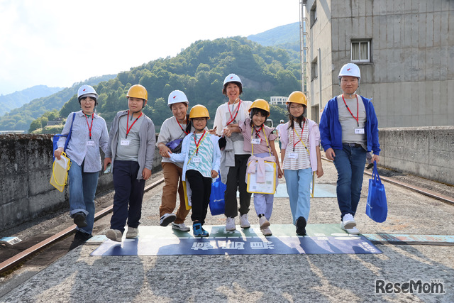 一歩で新潟県から福島県へ。親子一緒に県境またぎを体験