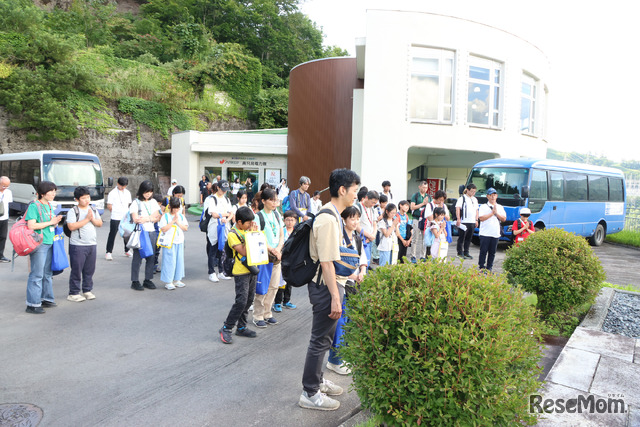 映像で学んだ雪深い奥只見でのダム建設工事の苦労に思いをはせながら慰霊碑に黙とうをささげた