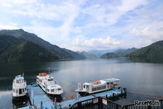 遊覧船に乗ってダム湖を横断