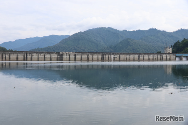 ダム湖から見える天端。見る場所が変わることで、ダムの大きさをあらためて実感した
