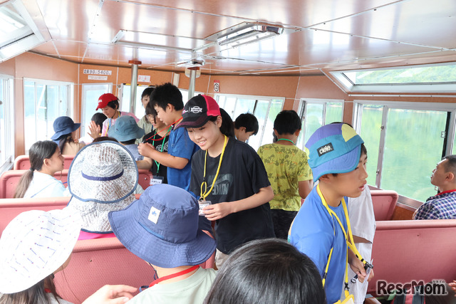 挨拶をしたり、景色の中からお題を探したり。ビンゴ大会を楽しみながら交流を深めた