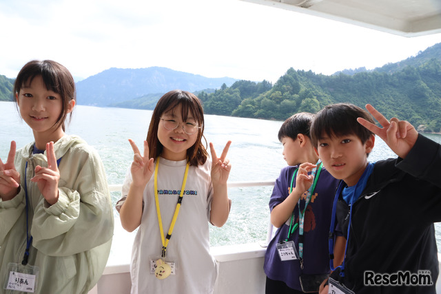 広いダム湖を遊覧船で横断する贅沢な時間