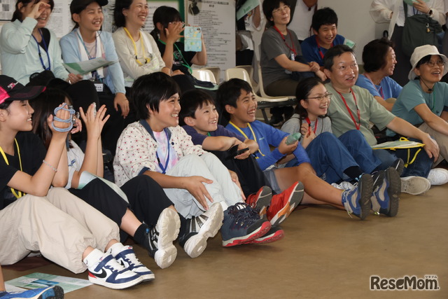 突然の配役にもかかわらず、保護者たちは感情豊かに熱演。子供たちは大爆笑