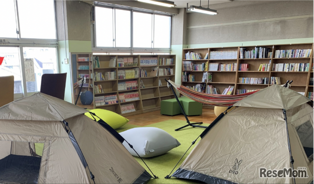 好きな本を好きな姿勢で読める図書室。本を読まなくても居心地よい空間づくりを目指した。