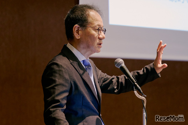 鈴木氏は、不登校が全国で35万人にのぼり年々増加していること、その要因も多様化しており世界的な傾向であると指摘