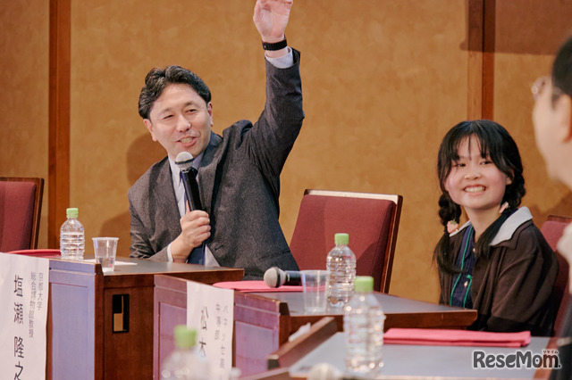 大勢の聴衆を前に緊張する中学生たちを和ませる塩瀬氏
