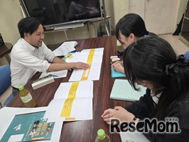清水書院様と広研印刷会社様に本の帯の案や、表紙カバーのテイスト、見返しに使用する色についても話しあう