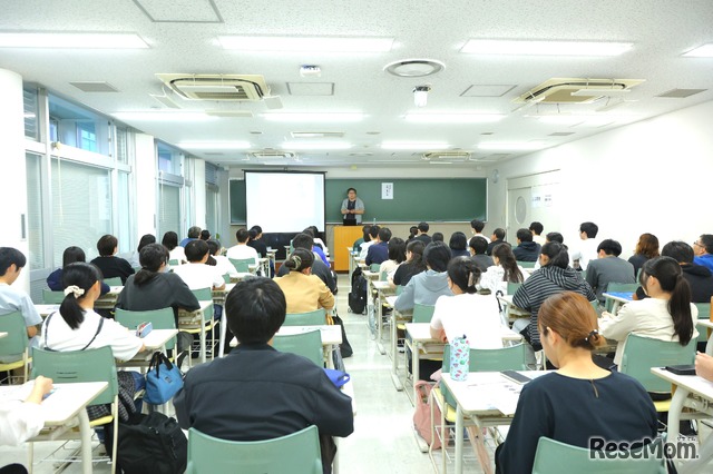 駿台予備学校「難関大学フェア」は雨天にも関わらず満席となった。