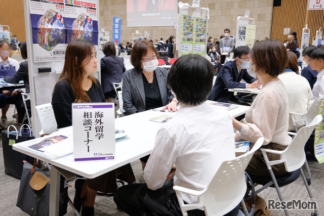 海外留学相談ブースのようす