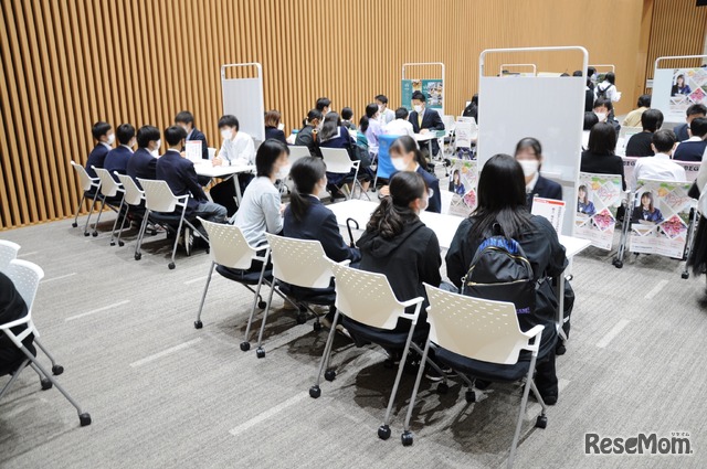 現役高校生による学習相談コーナーのようす