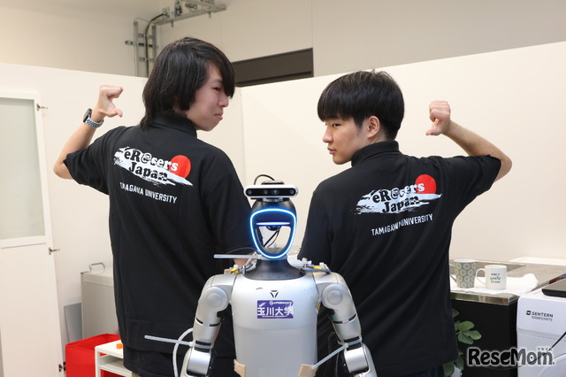 玉川大学のロボットチーム「eR@sers（イレイサーズ）」の仲戸川さん（左）と能登さん（右）