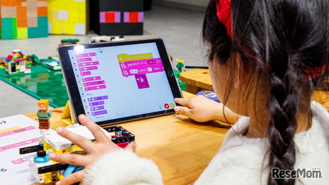 タブレット（iPad）で直感的なプログラミングブロックを操作