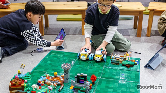 自分で組んだプログラムでレゴロボットを走らせ、マインクラフトマップ上でお宝獲得に挑戦