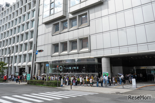 第37回「開成進学フェア」開場前、会場の外まで続く長蛇の列