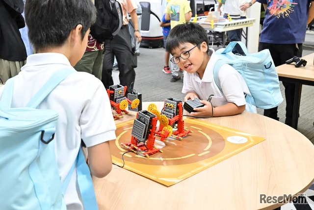 ロボット相撲対決を楽しむ子供たち（写真は神奈川会場）