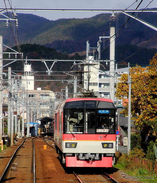 紅葉の時期をむかえる叡山電車沿線