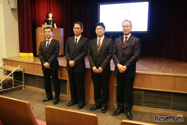 写真右から、小学館 常務取締役 山岸博氏、浜学園 専務取締役 竹森勝俊氏、NTT西日本 代表取締役副社長 小椋敏勝氏、NTTラーニングシステムズ 西日本事業部事業部長 津野昌彦氏