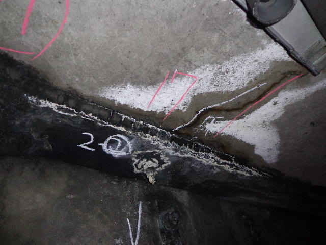 アンカーボルトを貫いて走る上り線コンクリート壁のひび割れ（12月・笹子トンネル）