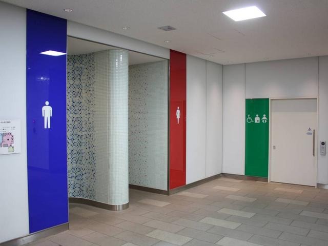 とうきょうスカイツリー駅の改札内に設けられたトイレ。バリアフリー対応の多目的トイレも設置されている。