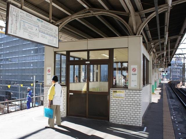 リニューアル前の業平橋（現・とうきょうスカイツリー）駅の駅名標。上屋を支える曲線を描いた柱はリニューアル後も残った。（2010年12月）