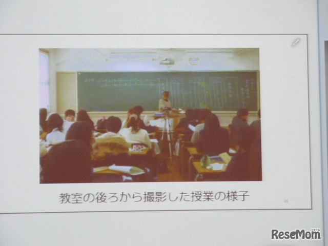 教室の後ろから撮影し授業の様子。黒板の前にWebカメラを付けた三脚を置いている。PCのWebカメラを使用することも可能