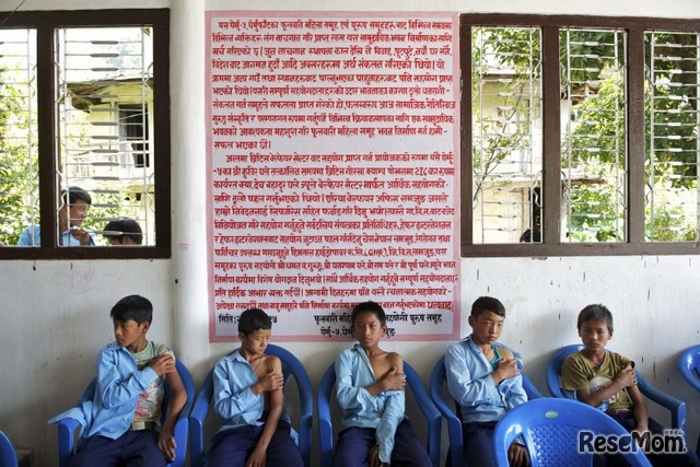 中学校で予防接種を終えた子どもたち（ネパール）
