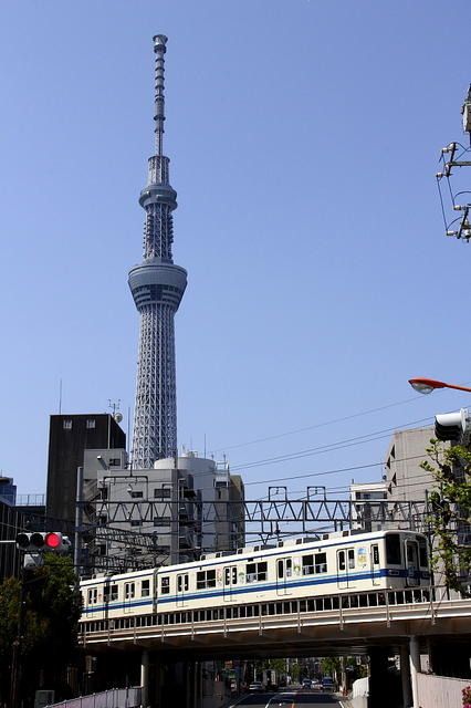 曳舟駅を出発する8000系2両編成「下町トレイン」