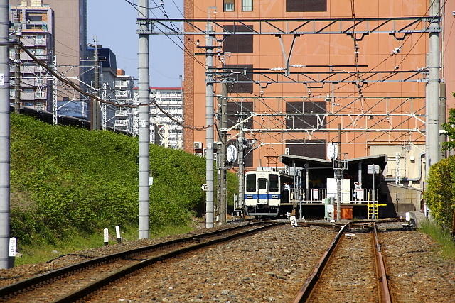 東武亀戸線亀戸駅　左側の築堤がJR総武線
