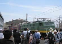 2012年に開催された「鉄道ふれあいフェア」の様子。東海道本線全線電化時の塗色（青大将色）を再現したEF58 93などが展示される。