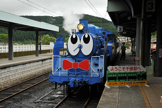 今年も運転される青い蒸気機関車「SLくん」。大井川鐵道のキャラクターを「実車化」した。