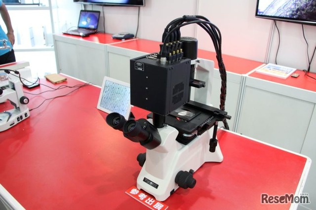 4Kハイビジョン対応のデジタル顕微鏡。試作段階なのでHDMIケーブルが4本必要