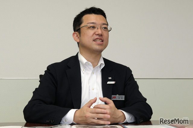 インタビューに応える漆畑修一氏