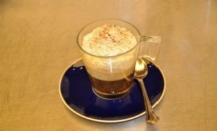 「ゲルストナー」コーヒーの上に生クリームをたっぷり乗せたアインシュペナー