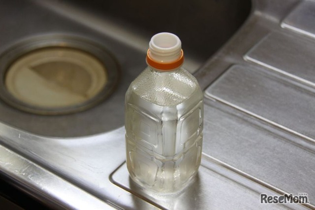 お茶のペットボトルに熱湯を入れたところ。加熱、保温する容器は飲み口が熱で変形しないように事前に熱処理された白い飲み口となる