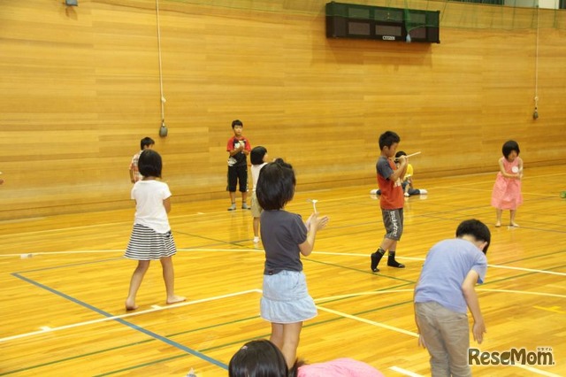 親セミナーの時間は、子どもたちで竹とんぼづくり