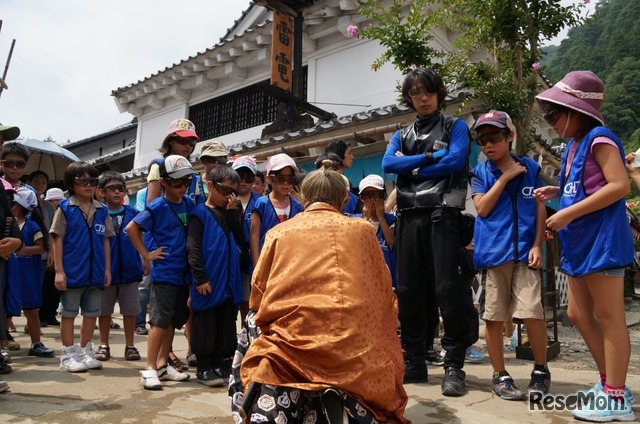 江戸の町を取材する子ども達の前に、大事な家宝を盗まれてしまった人が現れた