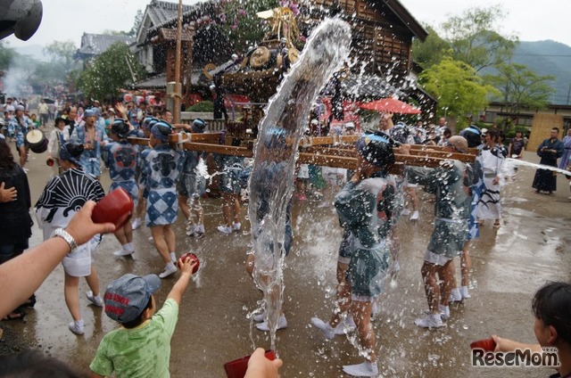 神輿の担ぎ手に水をかけて涼をとる”水掛神輿”に参加した黎くん