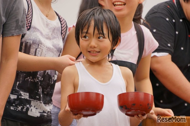 神輿の担ぎ手に水をかけて涼をとる”水掛神輿”に参加した黎くん